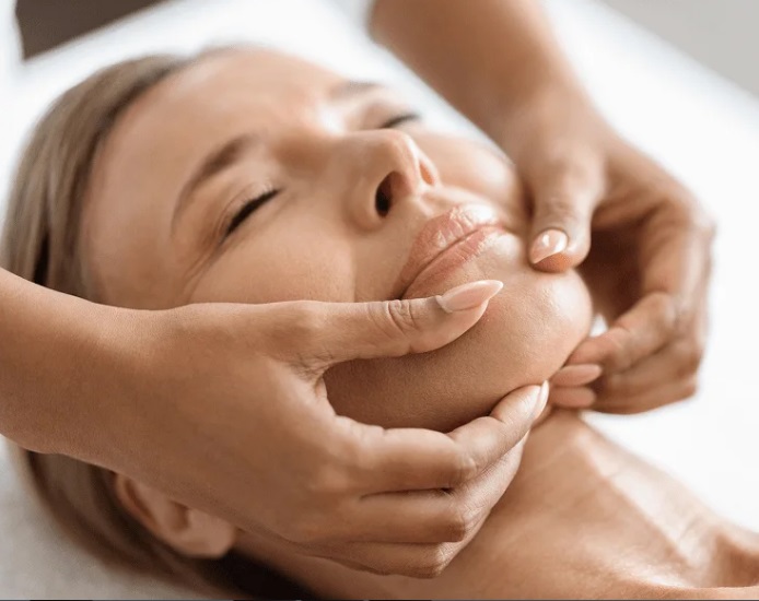 فواید ماساژ تخلیه لنفاوی صورت چیست؟